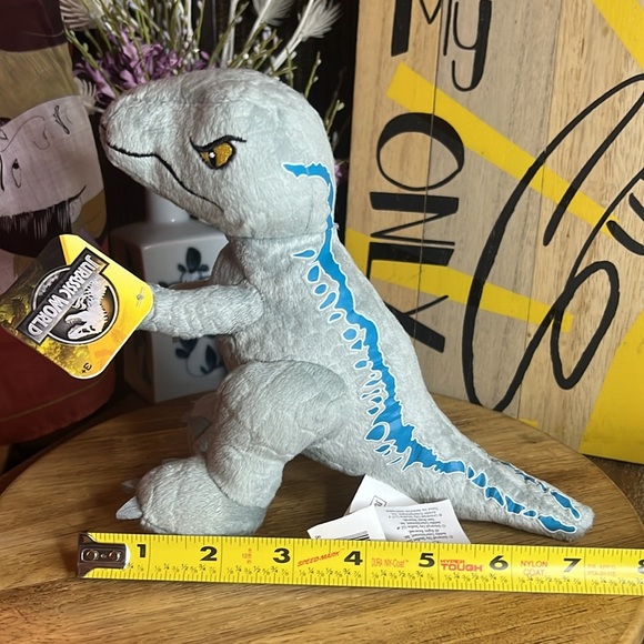 Universal Studios | Jurassic World | Blue the velociraptor Plushie - Picture 14 of 15
